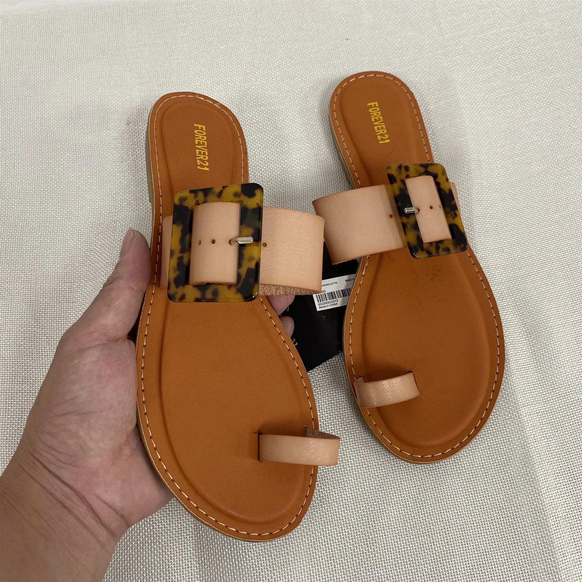 comemore 2021 Women Sandals Beach Style Summer Shoes for Woman Flat Sandal 2021 Fashion Leather Slides Plus Size Soulier Femme
comemore 2021 Women Sandals Beach Style Summer Shoes for Woman Flat Sandal 2021 Fashion Leather Slides Plus Size Soulier Femme