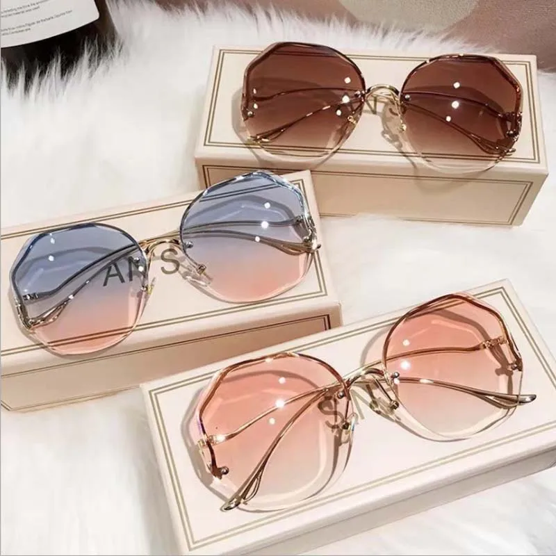 2021 Fashion Tea Gradient Sunglasses Women Ocean Water Cut Trimmed Lens Metal Curved Temples Sun Glasses Female UV400 
2021 Fashion Tea Gradient Sunglasses Women Ocean Water Cut Trimmed Lens Metal Curved Temples Sun Glasses Female UV400