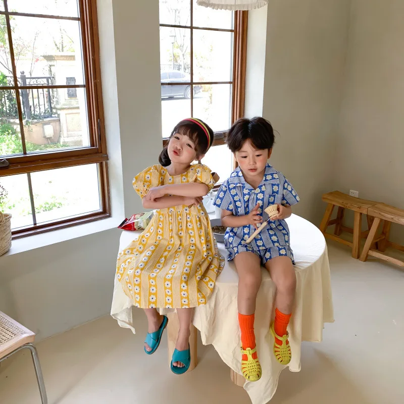 Children suit and dress 2021 summer new flower stripe brother and sister outfit male and female treasure Korean lovely flower
Children suit and dress 2021 summer new flower stripe brother and sister outfit male and female treasure Korean lovely flower