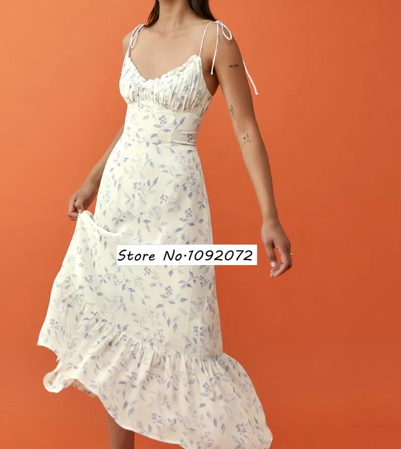 Женское платье средней длины на бретельках без рукавов 
Женское платье средней длины на бретельках без рукавов