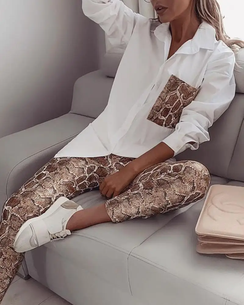 Фото Женский топ и брюки со змеиным принтом контрастными карманами| |