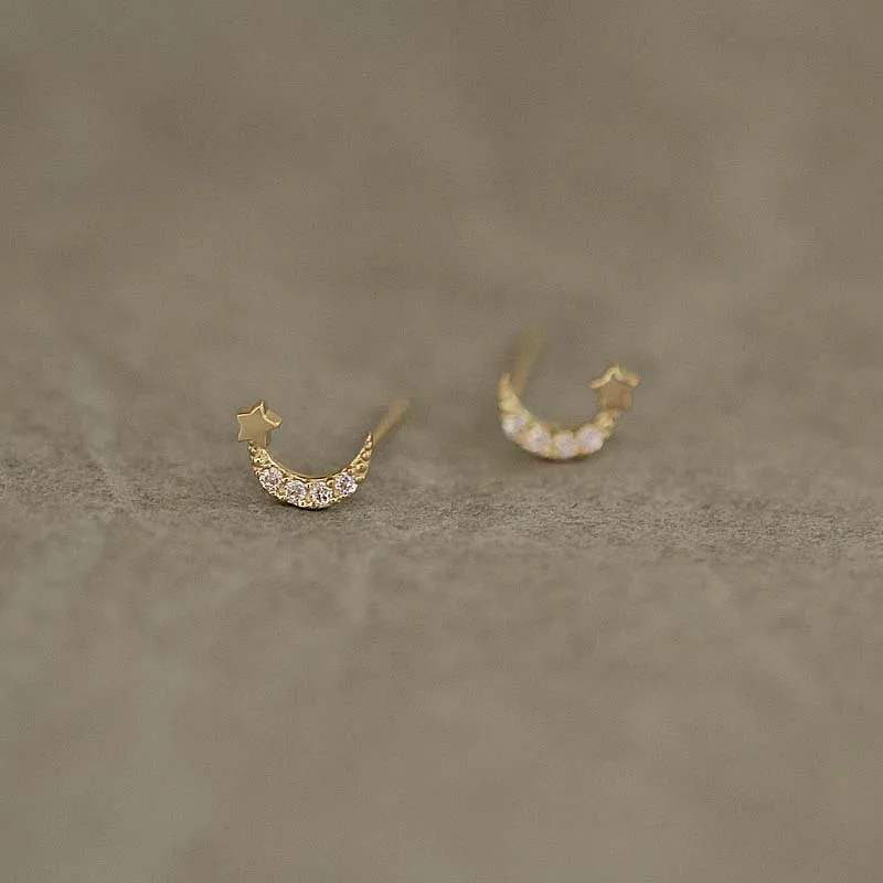 CMajor 9ct однотонные золотые серьги, модные, темпераментные, изящные, милые, в форме Луны, шикарные, простые, простые серьги-гвоздики для женщин
CMajor 9ct однотонные золотые серьги, модные, темпераментные, изящные, милые, в форме Луны, шикарные, простые, простые серьги-гвоздики для женщин