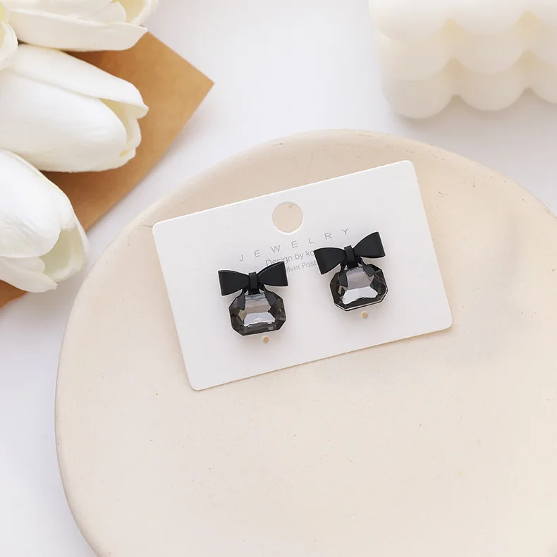 New Trend Simple Stud Black Bowknot Simulated Crystal Earrings Moda Lovely Style Party Gifts Girls Accessories Pendientes
New Trend Simple Stud Black Bowknot Simulated Crystal Earrings Moda Lovely Style Party Gifts Girls Accessories Pendientes