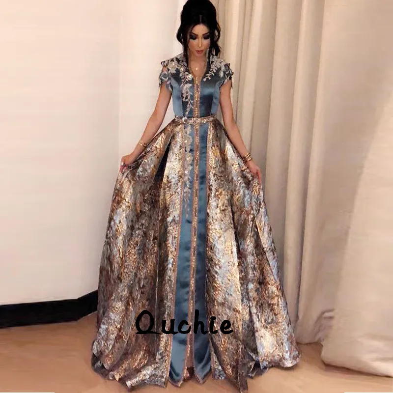 Трикотажное марокканское строгое платье с золотым поясом и кружевом 
Трикотажное марокканское строгое платье с золотым поясом и кружевом