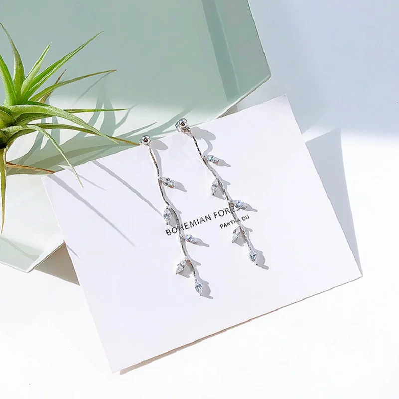 MEYRROYU 925 Sterling Silver Korean Version Fashion Exquisite Zircon Tassel Long Leaf Earring Jewelry Girl Birthday Party Gift
MEYRROYU 925 Sterling Silver Korean Version Fashion Exquisite Zircon Tassel Long Leaf Earring Jewelry Girl Birthday Party Gift