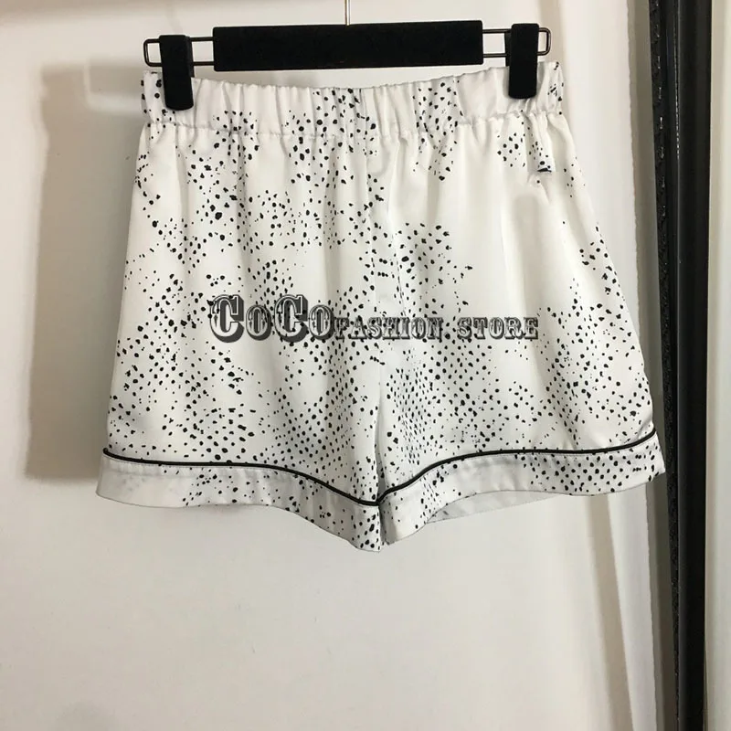 luxury design 21 fashion new style 2 piece outfits for women short sleeve top Letter printing elastic shorts woman sets clothes
luxury design 21 fashion new style 2 piece outfits for women short sleeve top Letter printing elastic shorts woman sets clothes