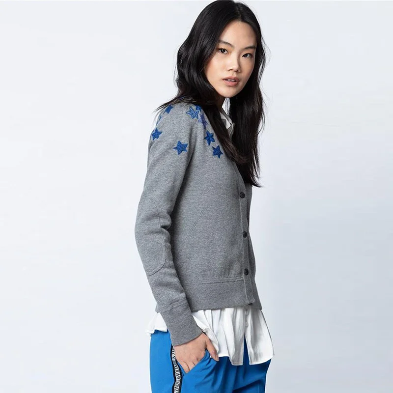 Fashion Gray women Sweaters Jacket 2021 Blue STAR EMBROIDERY CARDIGAN Strass O Neck Front Buttons Long Sleeves Side Cut
Fashion Gray women Sweaters Jacket 2021 Blue STAR EMBROIDERY CARDIGAN Strass O Neck Front Buttons Long Sleeves Side Cut