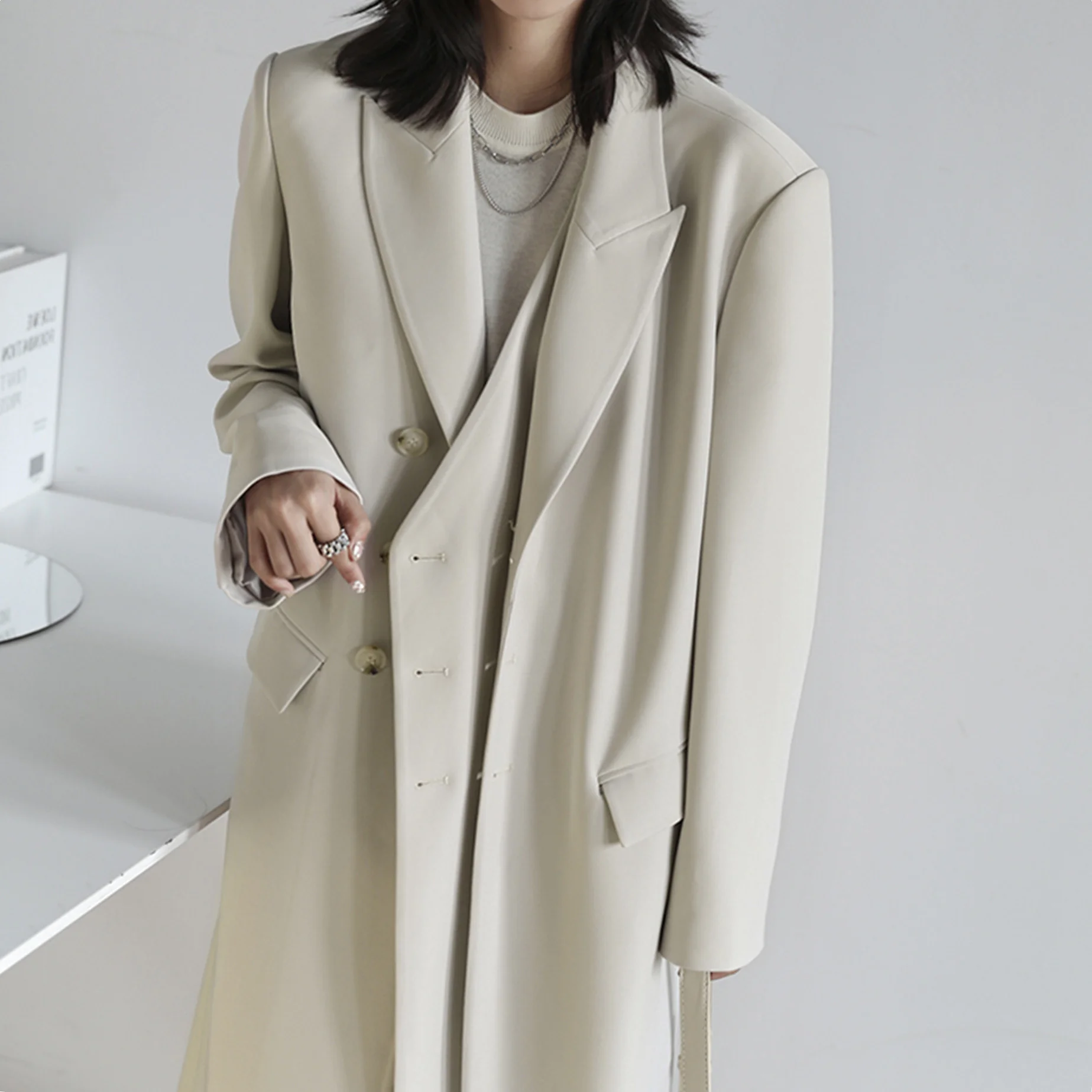 Net red 2021 autumn and winter new heavy industry temperament double placket long loose suit coat over knee windbreaker women
Net red 2021 autumn and winter new heavy industry temperament double placket long loose suit coat over knee windbreaker women