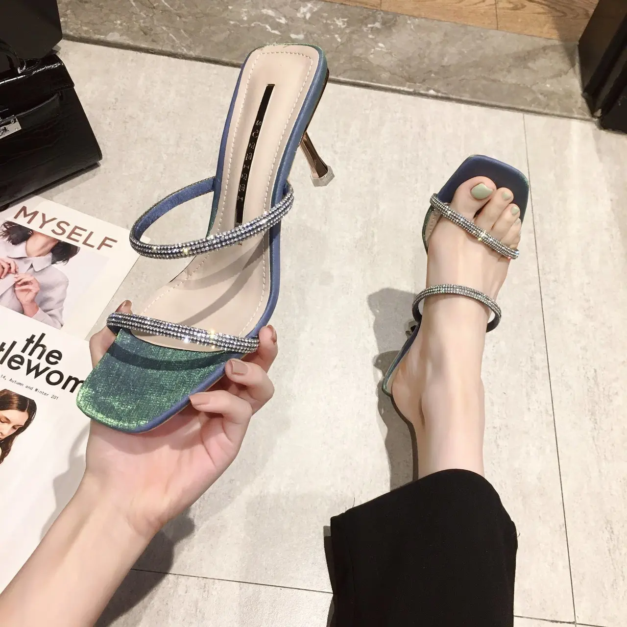 Sandals for women's wear in 2021 summer new style square head Korean transparent heel diamond high heel one line sandal fashion
Sandals for women's wear in 2021 summer new style square head Korean transparent heel diamond high heel one line sandal fashion