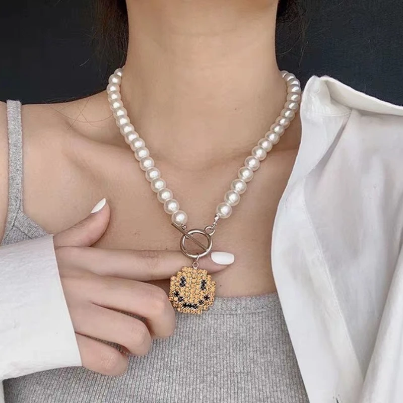 U-Magical Exaggerated Simulation Pearl Smile Face Rhinestone Pendant Necklace for Women Toggle Clasp Beaded Necklace Jewelry
U-Magical Exaggerated Simulation Pearl Smile Face Rhinestone Pendant Necklace for Women Toggle Clasp Beaded Necklace Jewelry