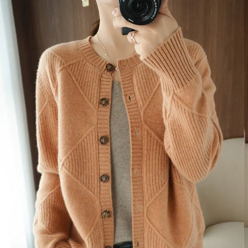 Spring And Autumn New Loose Large Size Sweater Ladies Knit Jacket Stitching Pure Color Button Knitted Cardigan Sweter Vintagr
Spring And Autumn New Loose Large Size Sweater Ladies Knit Jacket Stitching Pure Color Button Knitted Cardigan Sweter Vintagr