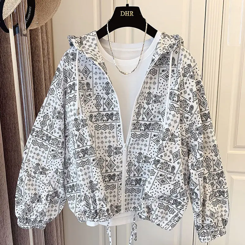 Design sense small crowd loose black and White Retro printing Hooded Shirt cardigan sun protection shirt coat women's fashion
Design sense small crowd loose black and White Retro printing Hooded Shirt cardigan sun protection shirt coat women's fashion