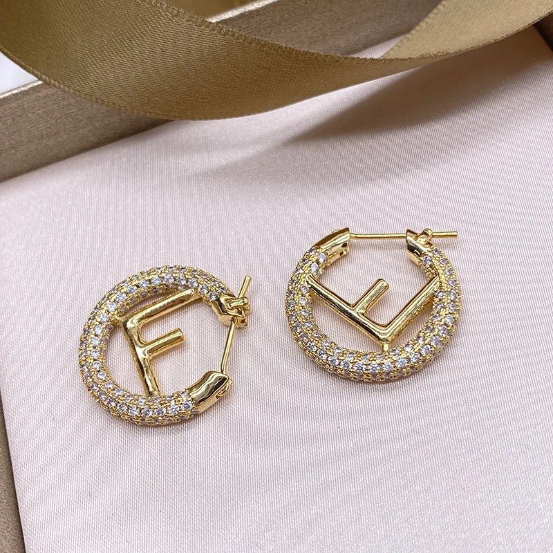 Letter F symbol earrings ear buckle geometric circle micro-inlaid zircon letter F hoop earrings European and American high-end w
Letter F symbol earrings ear buckle geometric circle micro-inlaid zircon letter F hoop earrings European and American high-end w