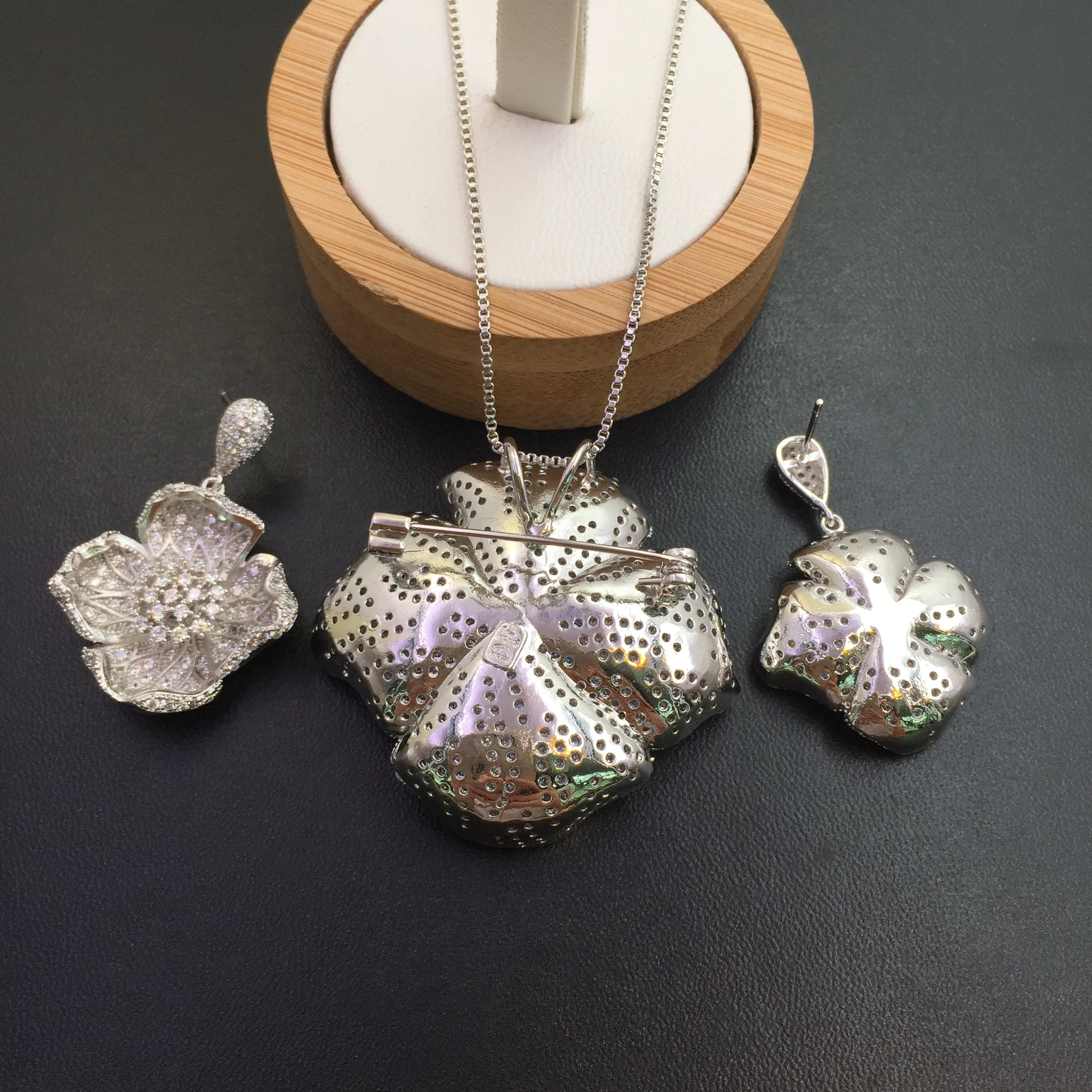 Lanyika Jewelry Distinctive Gorgeous Lotus Plated Necklace with Earrings Banquet Popular Best Gift
Lanyika Jewelry Distinctive Gorgeous Lotus Plated Necklace with Earrings Banquet Popular Best Gift