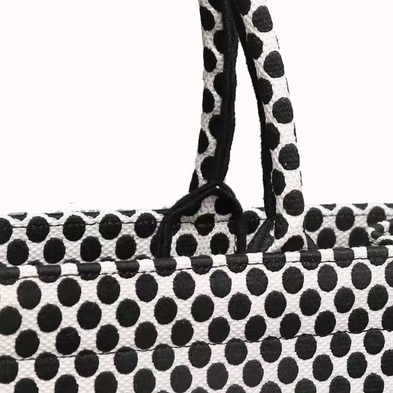 2021 High-end design canvas embroidery bag, large-capacity portable animal pattern bag
2021 High-end design canvas embroidery bag, large-capacity portable animal pattern bag