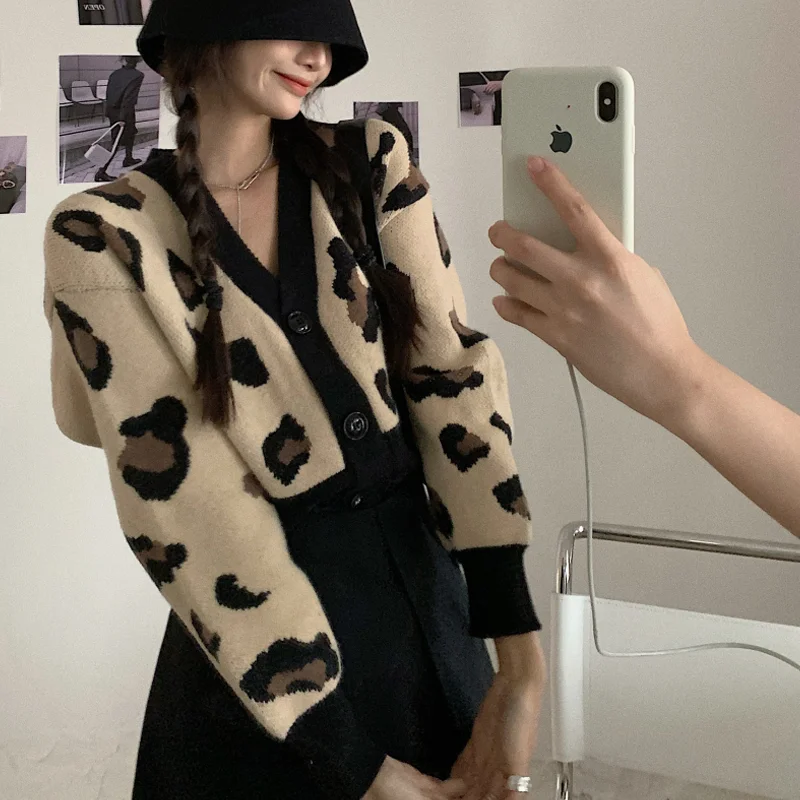 Y2KRetro Loose Leopard Print Sweater Knitted Cardigan Women Autumn V-neck Single-breasted Casual All-match Pullover
Y2KRetro Loose Leopard Print Sweater Knitted Cardigan Women Autumn V-neck Single-breasted Casual All-match Pullover