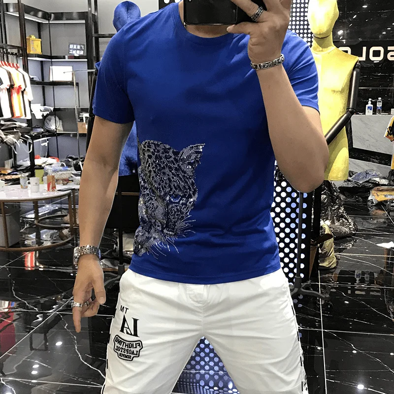 2021 Summer Luxurious Chic T Shirts Male Trend Leopard Rhinestone Streetwear Slim Men Fashion Comfortable Short Sleeve
2021 Summer Luxurious Chic T Shirts Male Trend Leopard Rhinestone Streetwear Slim Men Fashion Comfortable Short Sleeve