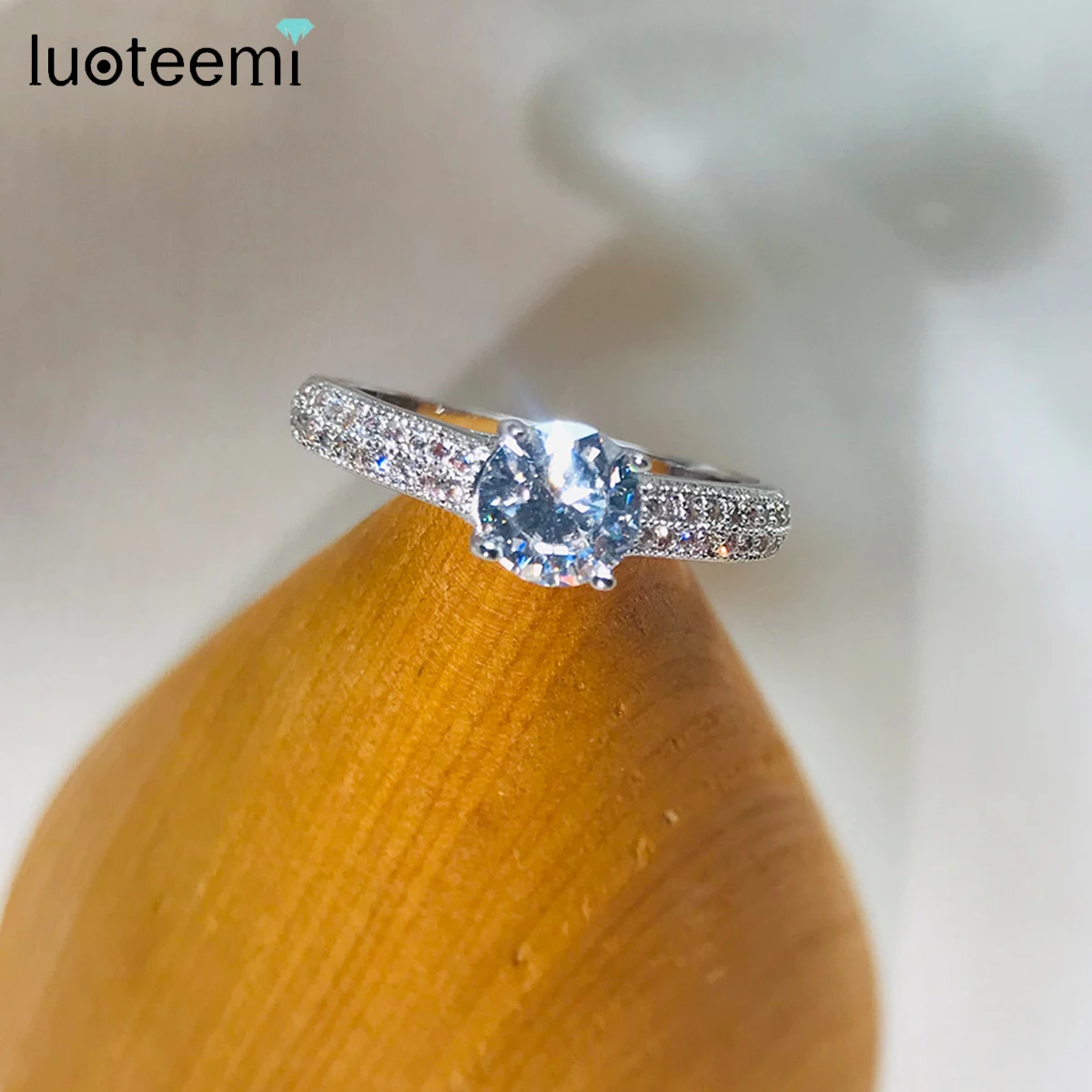 LUOTEEMI White Gold-Color Micro Inlay Round CZ Valentine's Day Engagement Promoise Finger Ring For Women Wedding Jewelry
LUOTEEMI White Gold-Color Micro Inlay Round CZ Valentine's Day Engagement Promoise Finger Ring For Women Wedding Jewelry