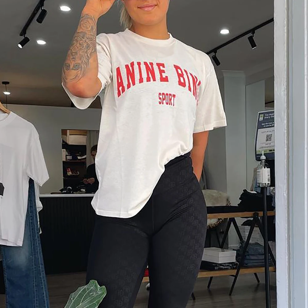 Rowling Mirror Classic Letter Logo Graphic Print Women T-Shirt Summer O-Neck Femme Pullover Vintage Loose Casual Lady Top 2022
Rowling Mirror Classic Letter Logo Graphic Print Women T-Shirt Summer O-Neck Femme Pullover Vintage Loose Casual Lady Top 2022