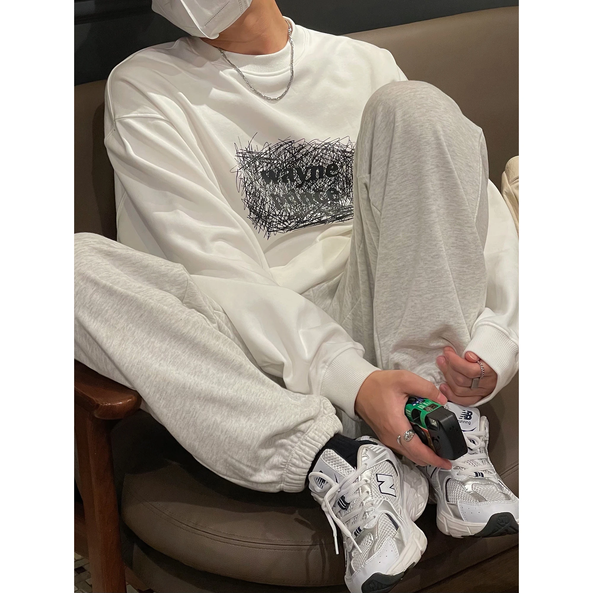 Spring and autumn niche design simple graffiti letter printing sweater new round neck pullover simple top
Spring and autumn niche design simple graffiti letter printing sweater new round neck pullover simple top