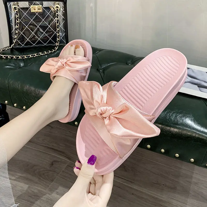 2021 New Women Slippers Fashion Silk Bowknot Slippers Summer Sandals Shoes Boho Beach Outdoor Foot Wear Casual Slides Shoes
2021 New Women Slippers Fashion Silk Bowknot Slippers Summer Sandals Shoes Boho Beach Outdoor Foot Wear Casual Slides Shoes