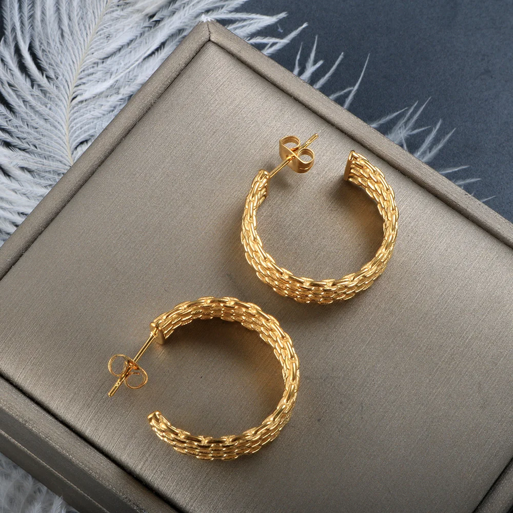 ZMFashion Stainless Steel C-Shaped Hoop Earrings Women Men Woven Texture Gold Color Stud Earrings Trend Jewelry Gift Wholesale
ZMFashion Stainless Steel C-Shaped Hoop Earrings Women Men Woven Texture Gold Color Stud Earrings Trend Jewelry Gift Wholesale
