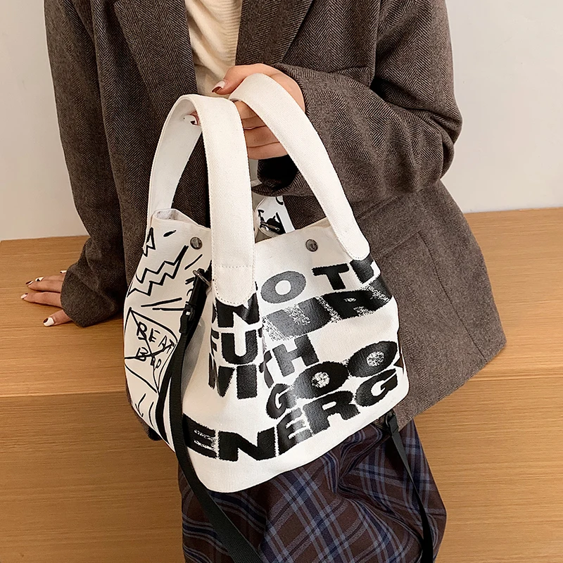 2021 Summer High-Quality Texture Letter Graffiti Canvas New Trend Fashion All-Match Crossbody Net Red Portable Women Bucket Bag
2021 Summer High-Quality Texture Letter Graffiti Canvas New Trend Fashion All-Match Crossbody Net Red Portable Women Bucket Bag