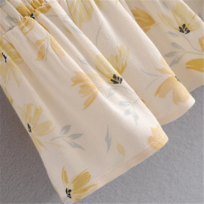Women Floral Print Pleated Buttons Blouses Vintage V Neck Puff Sleeve Female Short Shirts Blusas Chic Tops 
Women Floral Print Pleated Buttons Blouses Vintage V Neck Puff Sleeve Female Short Shirts Blusas Chic Tops