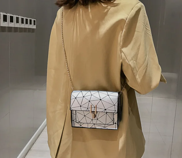 Women Shoulder Bags 2019 summer new Korean version of the Messenger bag handbag chain wild crack printing wild shoulder bag
Women Shoulder Bags 2019 summer new Korean version of the Messenger bag handbag chain wild crack printing wild shoulder bag