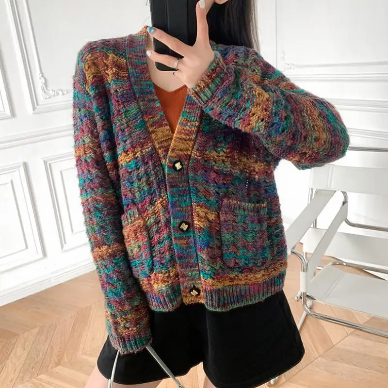 Женский шерстяной однобортный Кардиган, плотный вязаный свитер радужной расцветки с V-образным вырезом, в стиле ретро, зима 2021
Женский шерстяной однобортный Кардиган, плотный вязаный свитер радужной расцветки с V-образным вырезом, в стиле ретро, зима 2021