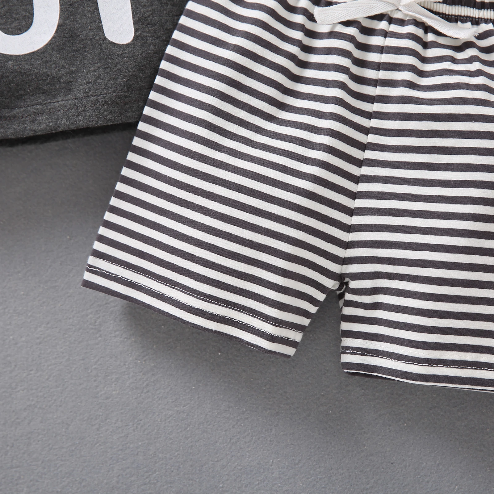 Little Boys Vest and Shorts Suit Fashion Letter Printed Sleeveless Tops and Stripe Short Pants
Little Boys Vest and Shorts Suit Fashion Letter Printed Sleeveless Tops and Stripe Short Pants