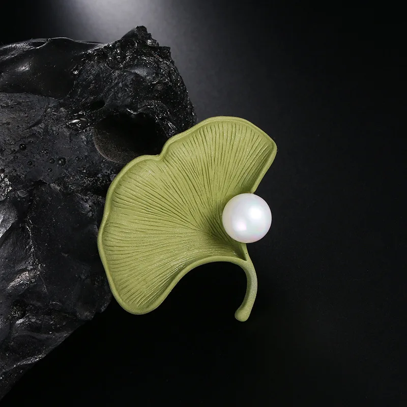 2021 New Elegant Retro Green Plant Leaf Metal Pin Pearl Flowers Brooch for Women Collar Accessories Jewelry Mothers Gifts 
2021 New Elegant Retro Green Plant Leaf Metal Pin Pearl Flowers Brooch for Women Collar Accessories Jewelry Mothers Gifts
