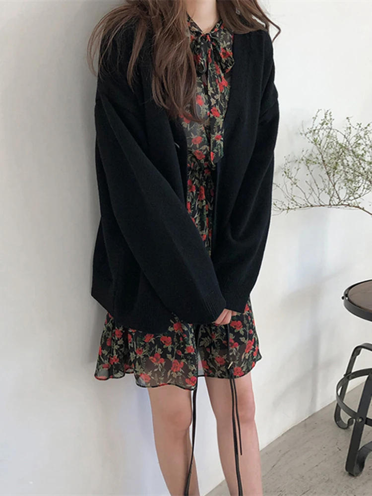 2019 Spring Autumn Fashion Loose Cardigans Women Preppy Style V Neck Solid Color Single Breasted Knitted Sweater Female Chic Top
2019 Spring Autumn Fashion Loose Cardigans Women Preppy Style V Neck Solid Color Single Breasted Knitted Sweater Female Chic Top