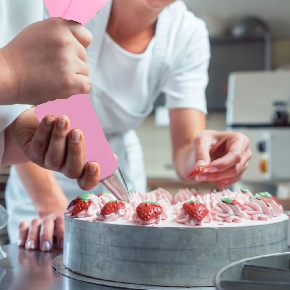 6 heads reusable stainless steel decorating mouth silicone decorating bag cream puff squeezing flower cake decoration tool set 
6 heads reusable stainless steel decorating mouth silicone decorating bag cream puff squeezing flower cake decoration tool set