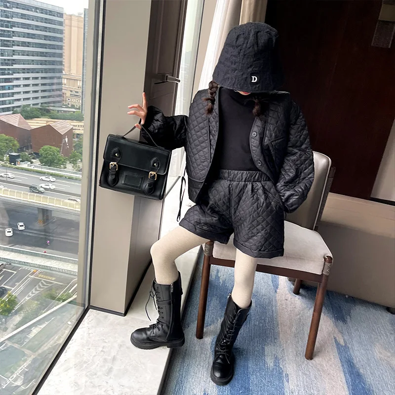 Girls rhombic cotton suit 2021 late autumn loose vest jacket shorts cotton three-piece suit
Girls rhombic cotton suit 2021 late autumn loose vest jacket shorts cotton three-piece suit