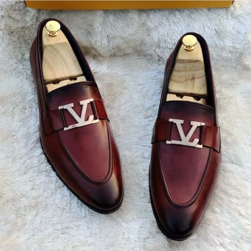 2021 New Men Shoes Fashion Casual Everyday All-match Solid Color PU Pointed Toe Low Heel Metal V Decorative Loafers 3KC196 
2021 New Men Shoes Fashion Casual Everyday All-match Solid Color PU Pointed Toe Low Heel Metal V Decorative Loafers 3KC196