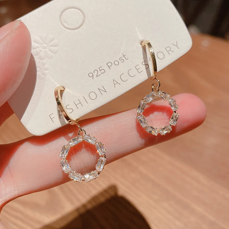 Round hollow pendant Fashion Simple Women jewelry Geometric Earrings exquisite Jewelry for women Fashion Stud Earrings
Round hollow pendant Fashion Simple Women jewelry Geometric Earrings exquisite Jewelry for women Fashion Stud Earrings