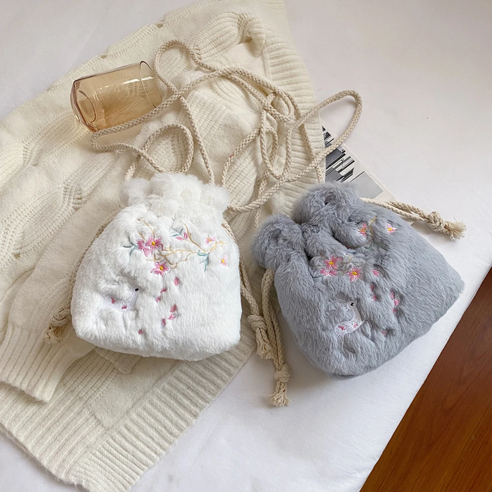 Женские сумки на плечо, зимняя мягкая плюшевая маленькая сумка через плечо на шнурке, сумки для девочек с принтом оленя для путешествий
Женские сумки на плечо, зимняя мягкая плюшевая маленькая сумка через плечо на шнурке, сумки для девочек с принтом оленя для путешествий