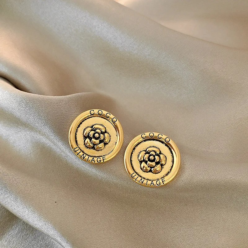 2020 New Vintage French FashionStyle Earrings Female Camellias Round s925 Stud Button Temperamental EarringsElegant Atmosphere
2020 New Vintage French FashionStyle Earrings Female Camellias Round s925 Stud Button Temperamental EarringsElegant Atmosphere