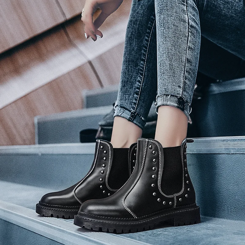 Retro botas mujer 2019 New Casual Shoes Chelsea Boots Rivets Women Fashion Brand Real Leather Ladies footware Ankle Boots Black
Retro botas mujer 2019 New Casual Shoes Chelsea Boots Rivets Women Fashion Brand Real Leather Ladies footware Ankle Boots Black