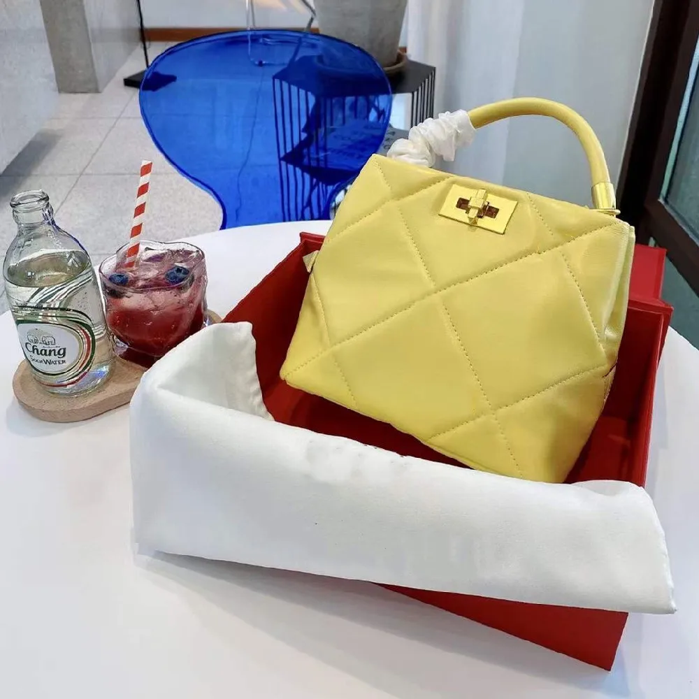 Classic fashion solid color rivet leather shoulder messenger handbag
Classic fashion solid color rivet leather shoulder messenger handbag