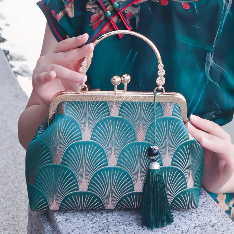 Newest Designer Lock Shell Bags Vintage Pure Handmade Bag Fringe Chain Women Shoulder Crossbody Bag Chic Women's Handbags
Newest Designer Lock Shell Bags Vintage Pure Handmade Bag Fringe Chain Women Shoulder Crossbody Bag Chic Women's Handbags