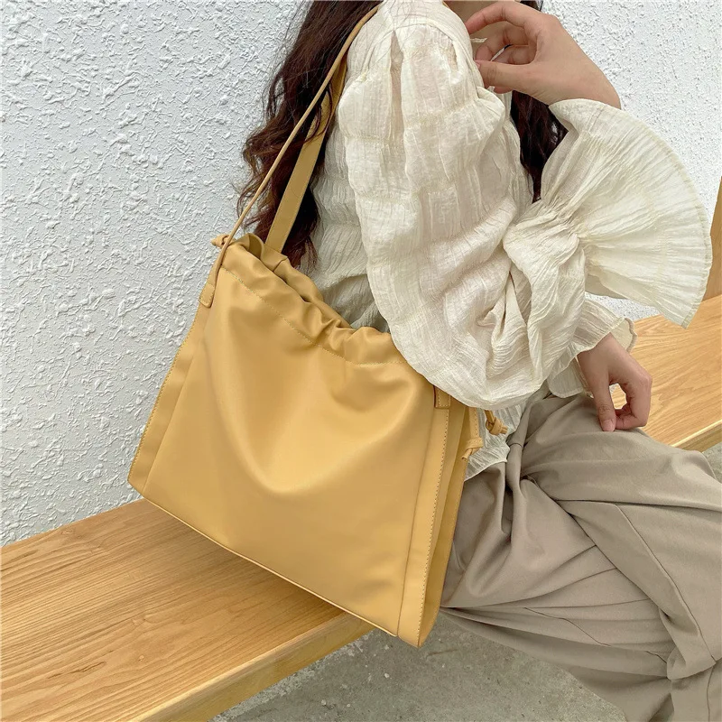 Плиссированная Сумка-тоут через плечо, нишевая дизайнерская трендовая универсальная Сумочка, вместительный однотонный саквояж
Плиссированная Сумка-тоут через плечо, нишевая дизайнерская трендовая универсальная Сумочка, вместительный однотонный саквояж