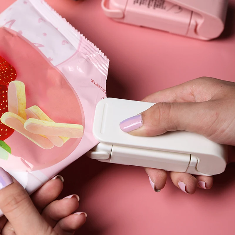 Household Portable Mini Heat Sealer Handheld Sealing Machine for Food Snack Kitchen Accessories MJJ88
Household Portable Mini Heat Sealer Handheld Sealing Machine for Food Snack Kitchen Accessories MJJ88
