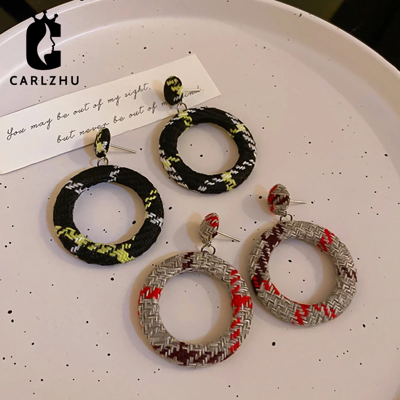 Корейские плетеные круглые геометрические висячие серьги, женские модные темпераментные серьги в стиле ретро для женщин и девушек на осень...
Корейские плетеные круглые геометрические висячие серьги, женские модные темпераментные серьги в стиле ретро для женщин и девушек на осень...