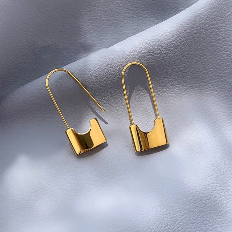 18K Solid Yellow Real Gold Jewelry(AU750) Women lock Earrings Europe and the United States design simple earrings fashionable
18K Solid Yellow Real Gold Jewelry(AU750) Women lock Earrings Europe and the United States design simple earrings fashionable