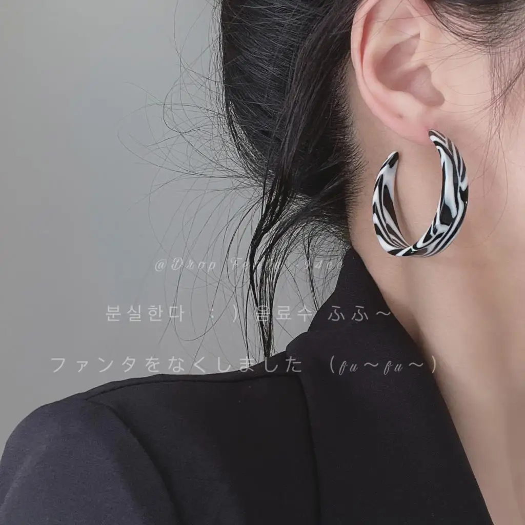 Zebra Grain C Shape Big Ear Ring Earring Exaggerated Senior Sense Ear Stud Earring Ins Fashionable Girl
Zebra Grain C Shape Big Ear Ring Earring Exaggerated Senior Sense Ear Stud Earring Ins Fashionable Girl