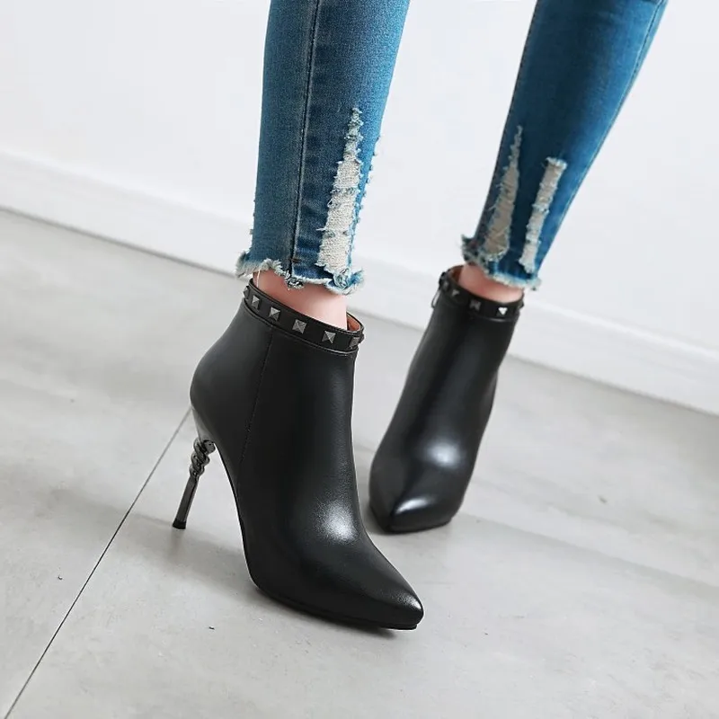Ankle Boots Autumn and Winter The New Fashion Pointed Zipper Rivet Fine Heel High Heel Short Tube Women's Shoes Size 34-43 Black
Ankle Boots Autumn and Winter The New Fashion Pointed Zipper Rivet Fine Heel High Heel Short Tube Women's Shoes Size 34-43 Black