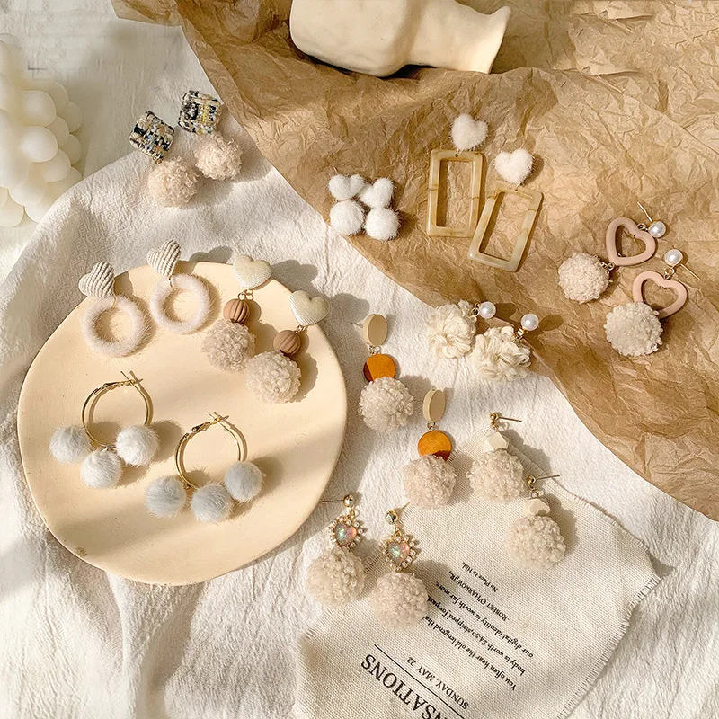 Suitable for winter earrings wild tide hair ball ear jewelry plush autumn and winter female temperament line earrings
Suitable for winter earrings wild tide hair ball ear jewelry plush autumn and winter female temperament line earrings