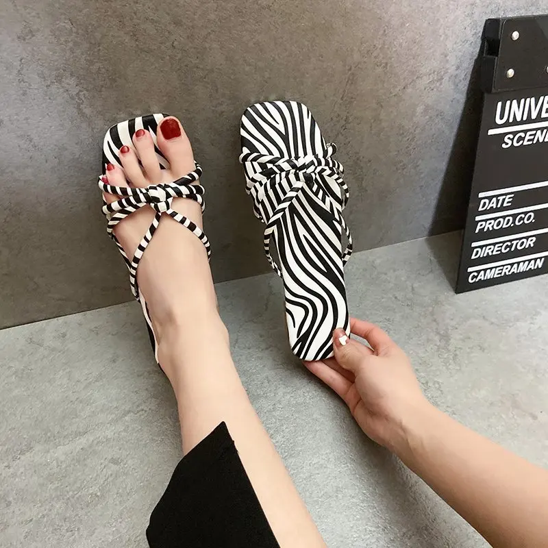 2021 new fashion comfortable slippers zebra pattern flat shoes ladies shoes elegant Mary Jane square toe open toe
2021 new fashion comfortable slippers zebra pattern flat shoes ladies shoes elegant Mary Jane square toe open toe